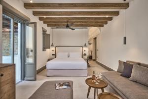 Postel nebo postele na pokoji v ubytování Ios Grand Pool Suites + 37 fotografií