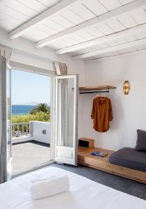 Schlafzimmer mit einem Bett und Meerblick in der Unterkunft Nautilus Serifos in Livadakia