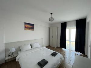 Postel nebo postele na pokoji v ubytování Glow GuestHouse Costinesti Camere de inchiriat + 66 fotografií