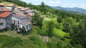 une vue aérienne d'une maison sur une colline dans l'établissement Casa Della Luna, à Badia Tedalda