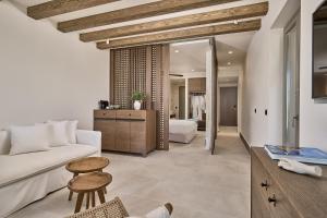 Posezení v ubytování Ios Grand Pool Suites