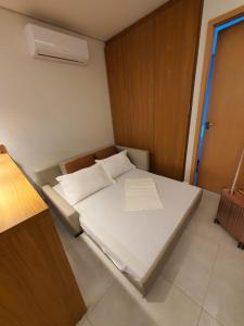 een kleine slaapkamer met een wit bed in een kamer bij Salinas Premium Resort 2/4 in Salinópolis
