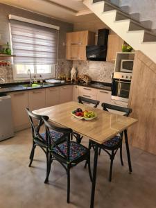 eine Küche mit einem Tisch und einer Obstschale darauf in der Unterkunft Villa le bonheur 