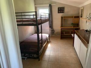Katil atau katil-katil dalam bilik di Lovely gites with private pool, privacy & spacious garden
