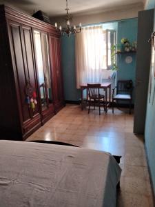 Maldá的住宿－Ca l'Anna i l'Antonino，一间卧室配有一张床,另一间用餐室配有桌子