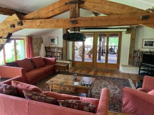 Sala de estar con sofás y mesa de centro en La Joie de Vivre en Bonnefont