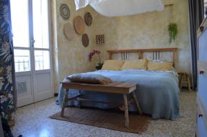 sypialnia z łóżkiem i stołem w obiekcie APARTMENT for RENT BETWEEN LAGO DI COMO AND LAKE LUGANO, IN THE VILLAGE OF LAINO w mieście Laino