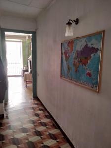 a room with a map on the wall and a hallway at Ca l'Anna i l'Antonino in Maldá