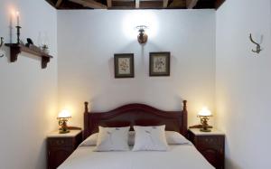 A bed or beds in a room at Casa Rural Tio Pedro