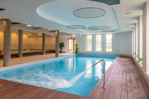 a large swimming pool in a hotel room with a pool at Sudecki Resort & SPA in Karpacz