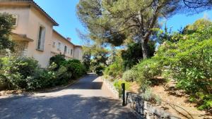 a road leading to a house with trees and bushes at Bestouan - 3 Chambres - Clim - Spacieux in Cassis