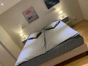 1 cama en un dormitorio con 2 cuadros en la pared en Stuga en Myggenäs
