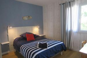 sypialnia z łóżkiem z 2 poduszkami w obiekcie DUNE & OCEAN w mieście Le Haillan