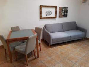 sala de estar con sofá y mesa en CASA SÃO SEBASTIÃO Casas Bem Haja en São Miguel de Acha