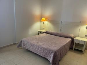 a hotel room with two beds and two tables at ÁTICO CUARTA PLANTA VISTAS AL MAR in Isla Canela