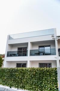 ヘルツェグ・ノヴィにあるSOKO APARTMENTS Huoneistohotelli SOKOの箪笥の白屋