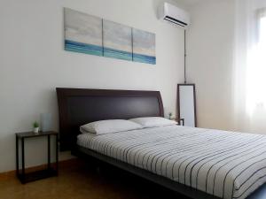 een slaapkamer met een groot bed met 2 kussens bij L'appartamento sul borgo in Santa Lucia