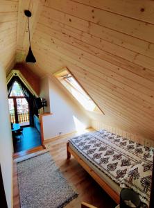 ein Schlafzimmer mit einem Bett in einem Holzzimmer in der Unterkunft Willa pod Limbami in Zakopane