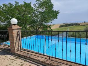 une piscine derrière une clôture métallique dans l'établissement La Quiete, à Montenero di Bisaccia