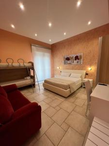 マーリエにあるMediterraneo B&Bのベッドルーム(ベッド1台、ソファ付)