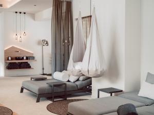 ein Wohnzimmer mit Sofa und Hängematte in der Unterkunft JoAnn suites & apart in Kleinarl