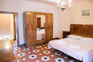 En eller flere senger på et rom på casa di Faustina (albergo diffuso)