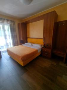 a bedroom with a large bed and a large window at B&B IL GHIRO in Roccaraso
