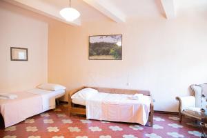 En eller flere senger på et rom på casa di Faustina (albergo diffuso)