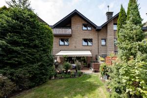 an exterior view of a house with a yard at Oberhausener Ferienwohnung in Oberhausen