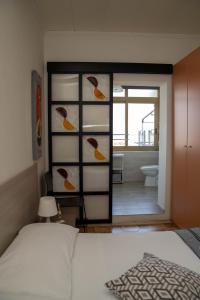 グリゾリーアにあるQueen's Bed & Breakfastのベッドルーム1室(ベッド1台付)が備わります。バスルームの景色を望めます。