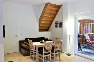 ヴェルニゲローデにあるFerienhaus Burgfriedのテーブルとソファのあるリビングルーム