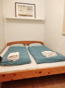 A bed or beds in a room at Blue Vintage House