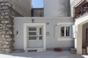 Exteriér alebo vchod do ubytovania Studio Nomadic Kastela