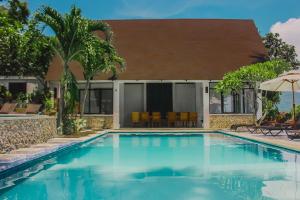 una piscina frente a una casa en Casalay Boutique Villas & Dive en Puerto Galera