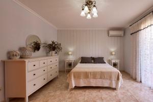 sypialnia z łóżkiem, komodą i lustrem w obiekcie Casa Rural " La Bruja " w mieście Segorbe