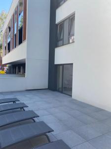 una fila di tappetini per lo yoga di fronte a un edificio di Apartamenty na wydmach &Spa a Pobierowo