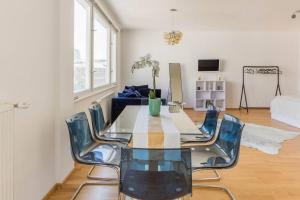 een eettafel en stoelen in de woonkamer bij Studio Stubenbastei in Wenen