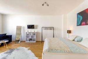 sypialnia z dużym łóżkiem i kanapą w obiekcie Studio Stubenbastei w Wiedniu