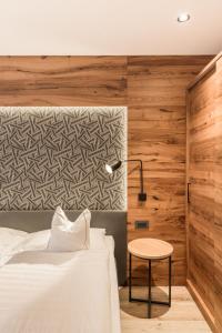 - une chambre avec un lit et une table dans l'établissement Cevedale Living Romance Hotel, à Cogolo