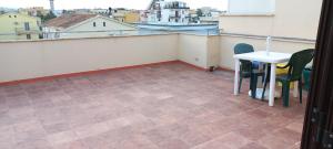 un patio con tavolo e sedie sul balcone. di Casa Corso Umberto 244 piano 3° a Bernalda