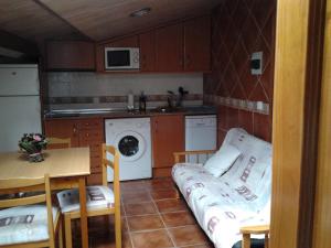 a small kitchen with a bed and a table and chairs at La Ontina in La Puebla de Valverde