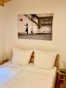 una cama con una foto de una mujer sosteniendo un corazón rojo en Ferienhaus Sandsteinwandblick en Schöna