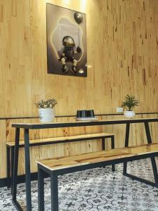una mesa y un banco en una habitación en MOre Home - Ngôi nhà nghĩ dưỡng tại Đà Lạt, en Da Lat