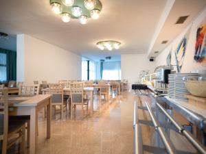 Kuchyň nebo kuchyňský kout v ubytování Hotel Miran Pirovac