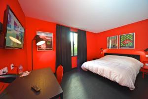 TV a/nebo společenská místnost v ubytování Logis - Hotel Restaurant La Mire