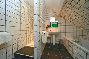 ein Badezimmer mit Waschbecken, Toilette und Badewanne in der Unterkunft Logis - Hotel et Restaurant La Mire in Vierzon + 55 Fotos