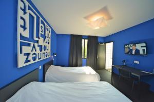 Postel nebo postele na pokoji v ubytování Logis - Hotel Restaurant La Mire