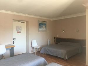 Postel nebo postele na pokoji v ubytování Hôtel Au Val De Saône Free Parking