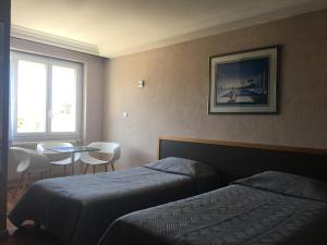 Postel nebo postele na pokoji v ubytování Hôtel Au Val De Saône Free Parking