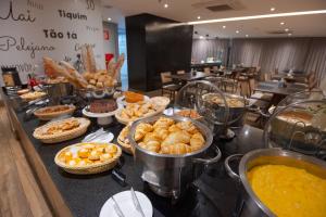 Comida no hotel ou em algum lugar perto mais 28 fotos